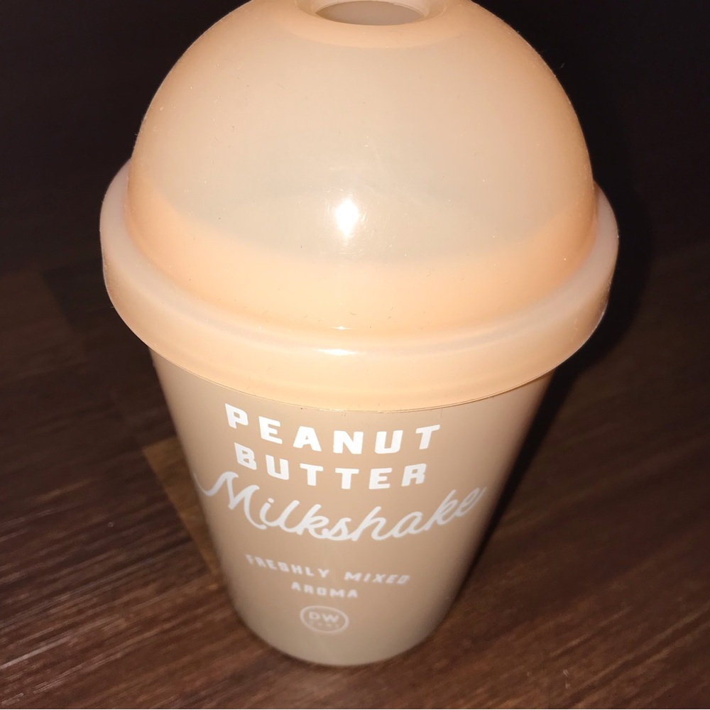 DW Home Peanut Butter Milkshake Full Size Large Candle Brand New - Picture 2 of 4